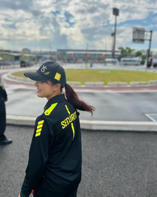 YSSのユニフォームを着た女性警備員