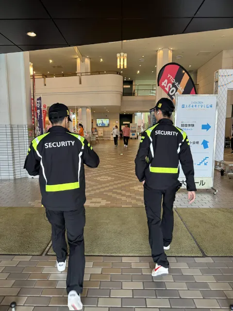 国民スポーツ大会の会場を巡回するYSSの警備員2名