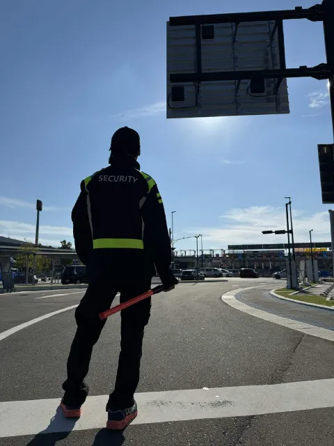交差点で交通誘導にあたるYSSの警備員